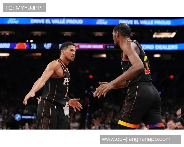 布克全能表现助力球队胜利14投7中贡献21分11助攻正负值高达21