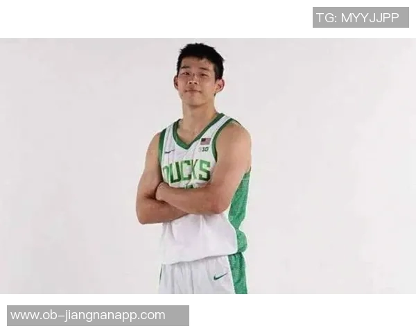 林葳在俄勒冈大学积极训练与队友们共同参与团建活动展现团队精神